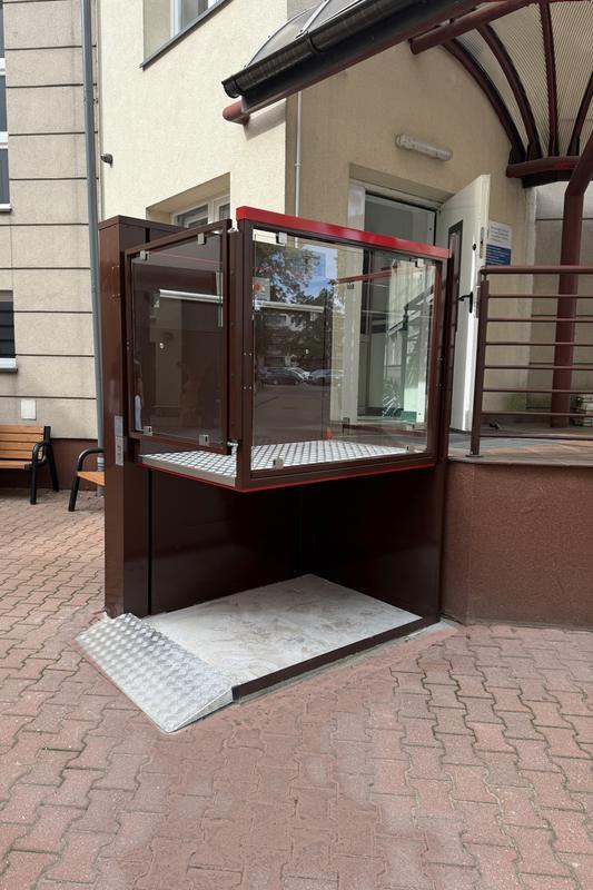Platforma pionowa bez szybu przy wejściu do budynku
