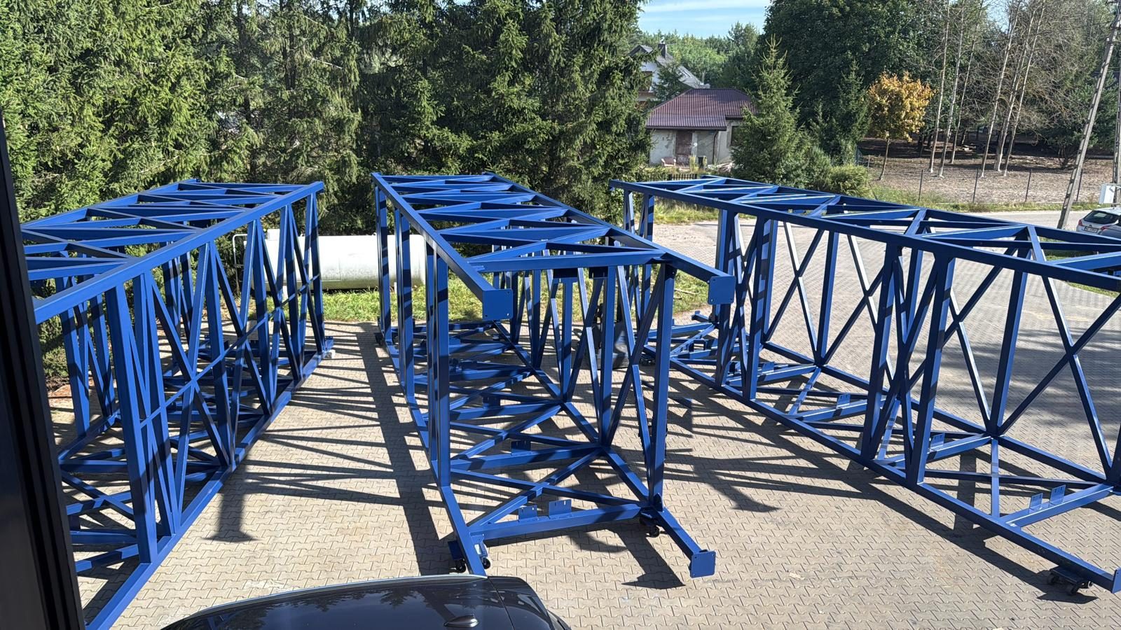 Konstrukcje stalowe szybów windowych na placu zakładu produkcyjnego INTERO SERWIS